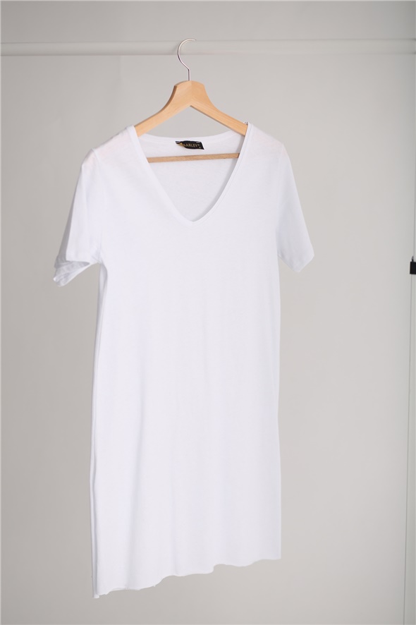Beyaz V Yaka Yanları Yırtmaçlı Tshirt 8004