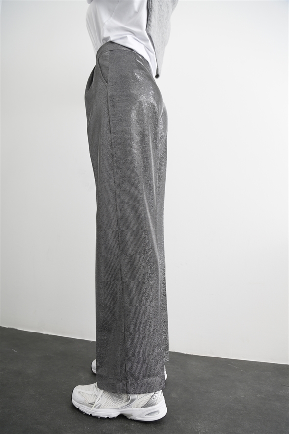 Gümüş Işıltılı Pili Detaylı Pantolon 