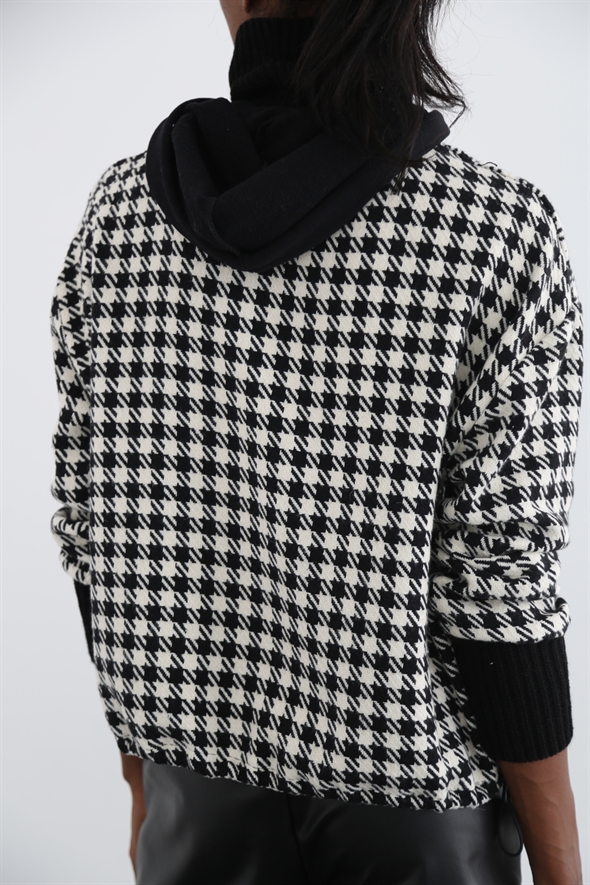 Siyah-Beyaz Kazayağı Desenli Sweatshirt M33147