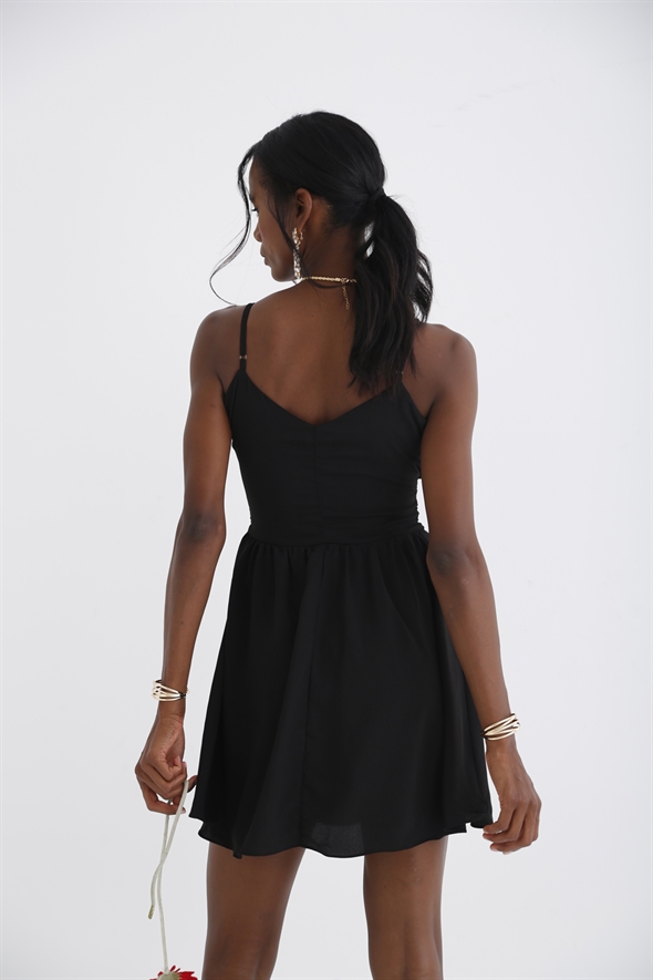 Siyah Büzgü Detaylı Askılı Elbise 21085