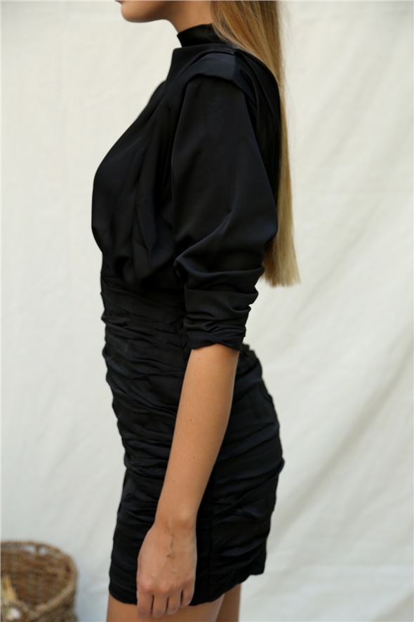 Siyah Dik Yaka Vatkalı Büzgülü Elbise 6253