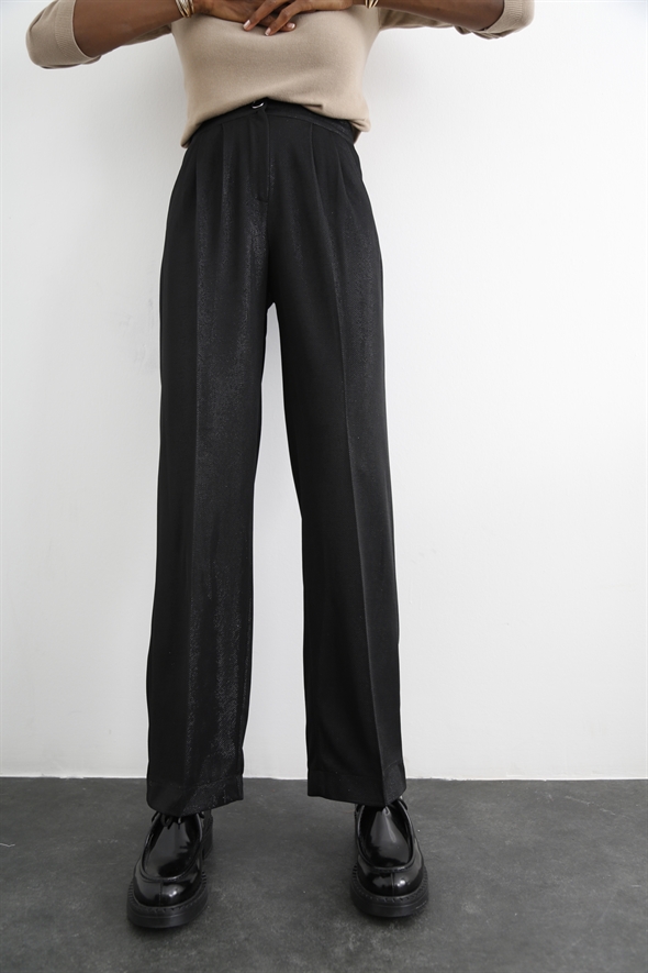 Siyah Işıltılı Pili Detaylı Pantolon 