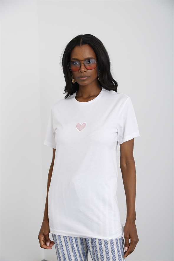 Beyaz Kalp Nakışlı Tshirt 3677