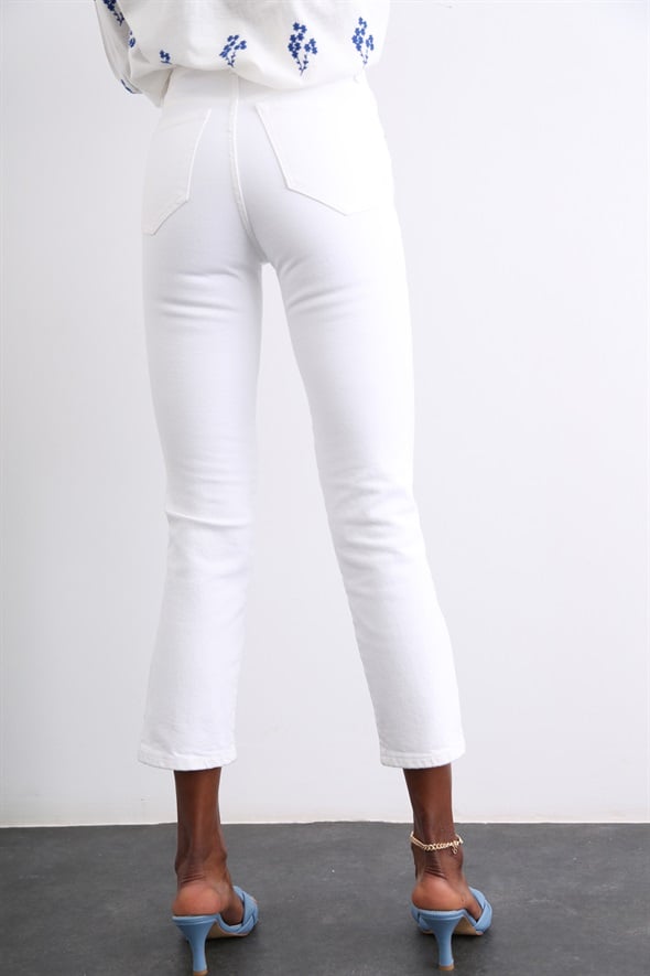 Beyaz Yüksek Bel Paçası Yırtmaçlı Jean 