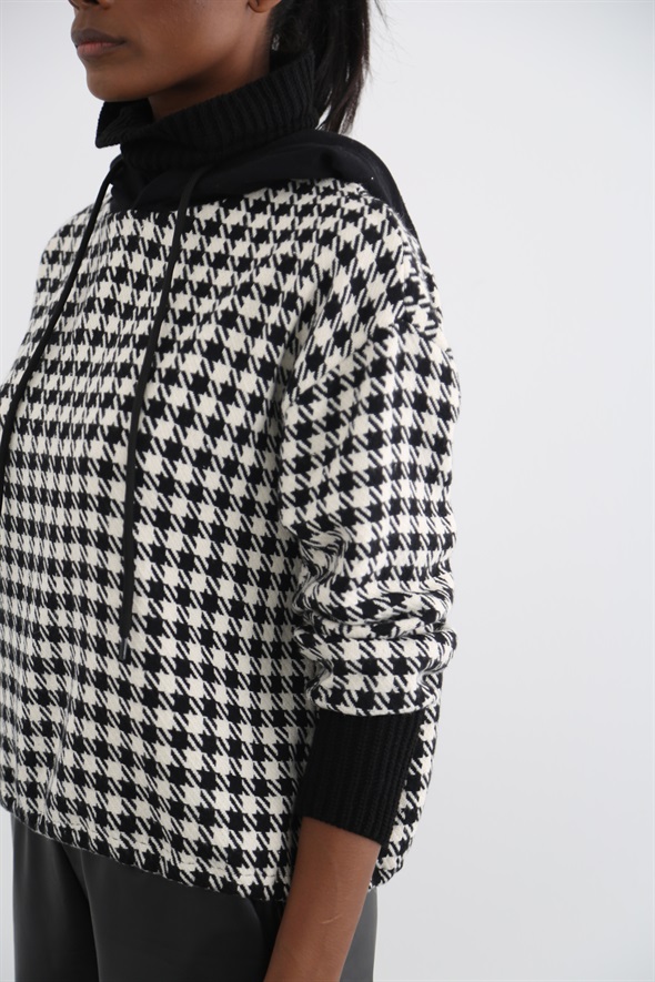Siyah-Beyaz Kazayağı Desenli Sweatshirt M33147