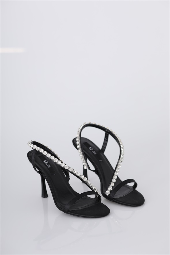 Siyah Yuvarlak Burun Sıra Taşlı Sandalet 9903